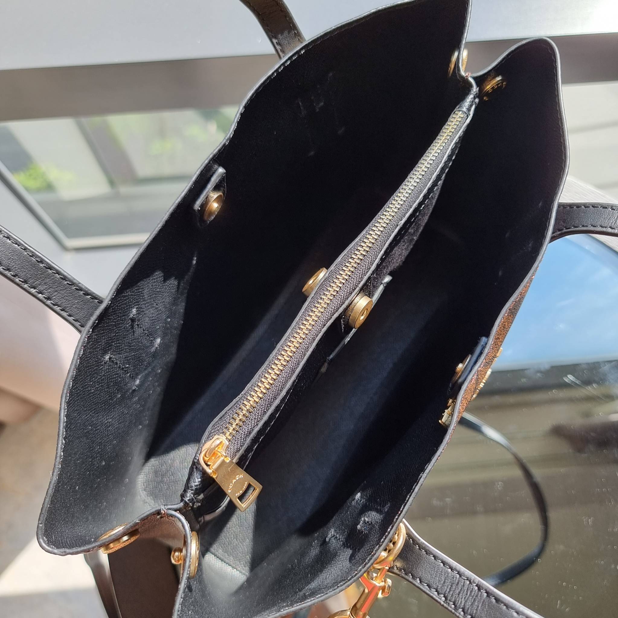 OUTLET 】COACH 73293 MINI AVENUE CARRYALL IN SIGNATURE CANVAS กระเป๋าสะพายรุ่นคลาสสิค คัมแบคแล้วจ้าแม่!! ไซส์กำลังสวย วัสดุหนังแคนวาสคุณภาพดี ด้านข้างเก็บทรงได้ เปิด-ปิดด้วยกระดุมแม่เหล็ก ใช้งานง่าย มีช่องซิป ใบนี้เห็นเล็กๆ แต่จุได้เยอะพอสมควรเลยน้า ɣ