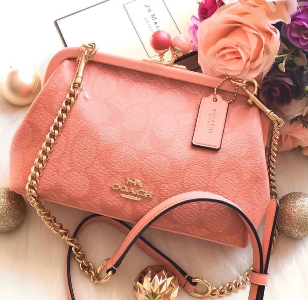 NORA KISSLOCK CROSSBODY (COACH C1451) ครอสบอดี้รุ่นนี้ น่ารักมากค่ะ ขนาดกำลังน่ารักเลยค่ะ ลูกคุณมากๆ ไม่เล็กและไม่ใหญ่มากเกินไป รุ่นนี้สามารถถอดสายสะพายได้ค่ะ ใส่ไอโพนตระกูลพลัสได้ ใส่กระเป๋าสตางค์ใบเล็กได้สบายๆเลยค่ะ