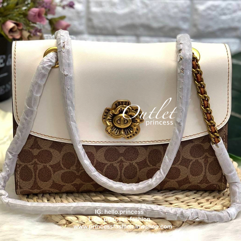COACH PARKER SIGNATURE SHOULDER BAG กระเป๋าสะพายข้าง/ crossbody หนังแกะแท้ น้ำหนักเบา สวยหรู เปิดปิดกระเป๋าแบบหมุนล็อค อะไหล่รูปเป็นดอกคามิเลีย ภายในกระเป๋ากว้าง แบ่ง 2 ช่องหลัก ช่องซิปคั่นกลางเป็นสัดส่วน ใส่ wallet ยาว ของส่วนตัวใช้ได้ บุหนังกลับผสมกำมะห