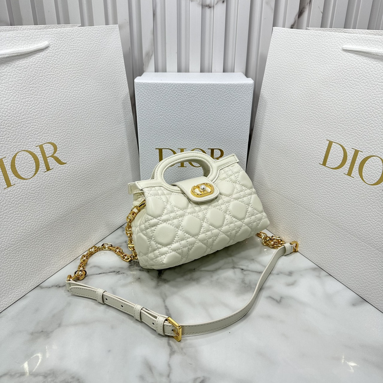 ORI หนังแท้ | Dior Jolie Top Handle Mini Bag กระเป๋าสะพายโจลี่ไซส์มินิหูจับในตัว ดีไซน์หรูหรา โดดเด่นด้วยฝาพับโลหะสีทอง ประดับมุกเรซินสีขาว มาพร้อมสายโซ่มีหนังรองบ่า สะพายไหล่หรือสะพายข้างได้ ทั้งกลางวันและกลางคืน