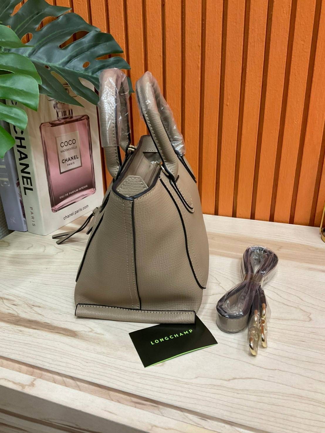 ของแท้ 💯% LONGCHAMP MINI MAILBOX TOP HANDLE BAG กระเป๋าถือ/Crossbody รุ่นหายาก!! รุ่นใหม่ล่าสุด ดีไซน์ด้วยเส้นด้ายที่ดูโฉบเฉี่ยว และ รูปทรงสี่เหลี่ยมคางหมู ทรงสวยโดดเด่น