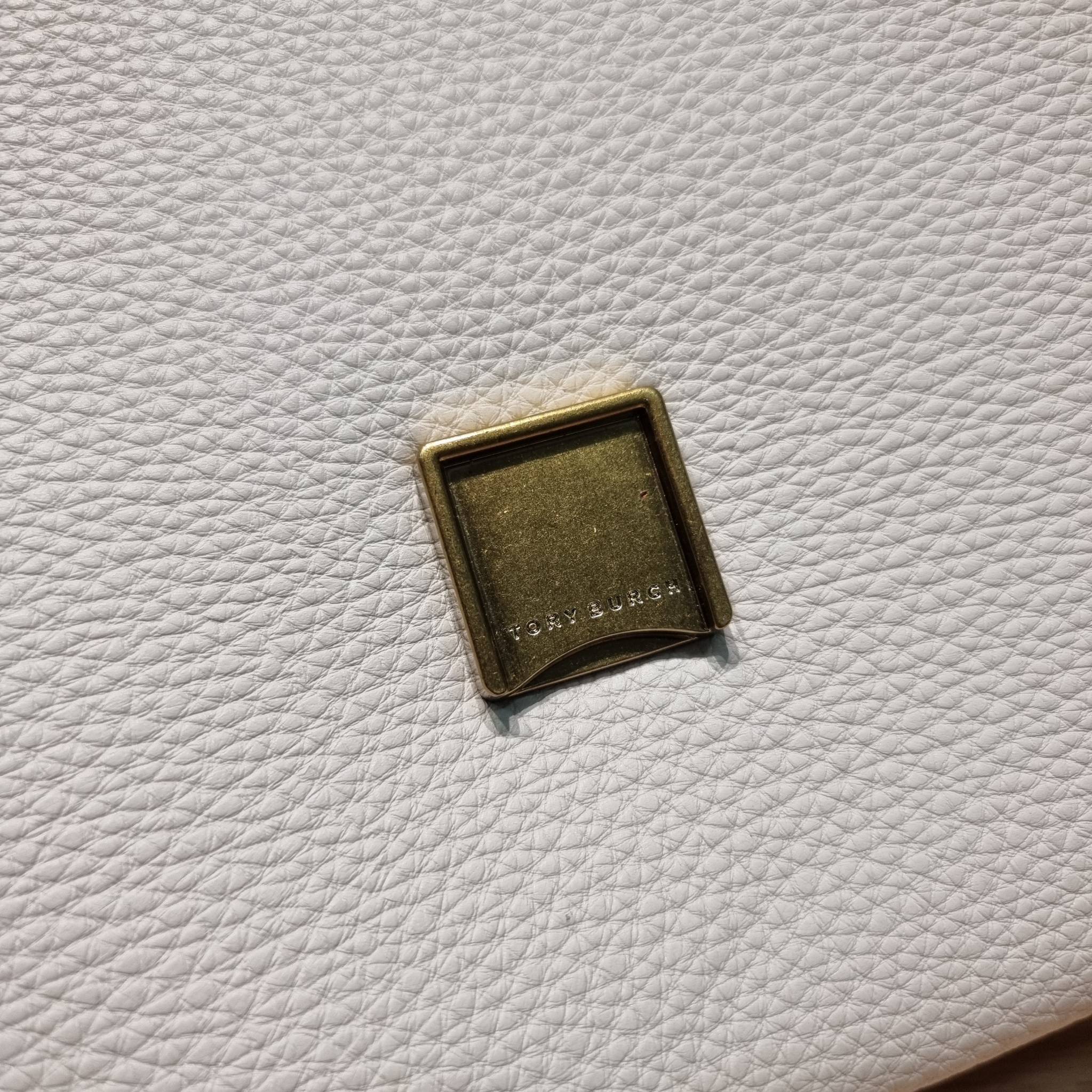 TORY BURCH LIMITED-EDITION SHOULDER BAG รุ่นลิมิเต็ด กับกระเป๋าสะพายไหล่ทรงผู้ดี ที่ผลิตมาในจำนวนจำกัด โดดเด่นด้วยอะไหล่ทองคลาสสิคหรูหรา