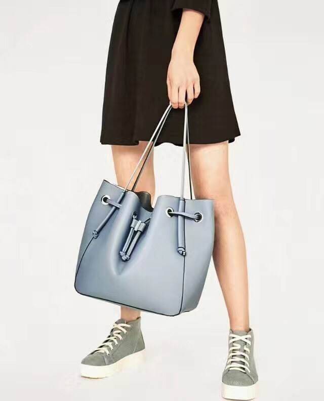 Zara bucket bag crossbody ใหม่ล่าสุดจากแบรนด์ Zara กระเป๋าสะพายทรง bucket สีสด หนังนุ่มมากกกก เนื้อดี สามารถสะพายได้ 2 แบบค่ะ แบบแรก shoulder bag ขนาดพอดีไหล่ และแบบที่สอง กระเป๋าสายยาวสามารถสะพายไหล่หรือ cross body ก็ได้ มีสายสะพายยาวมาให้สามารถถอดออกได้