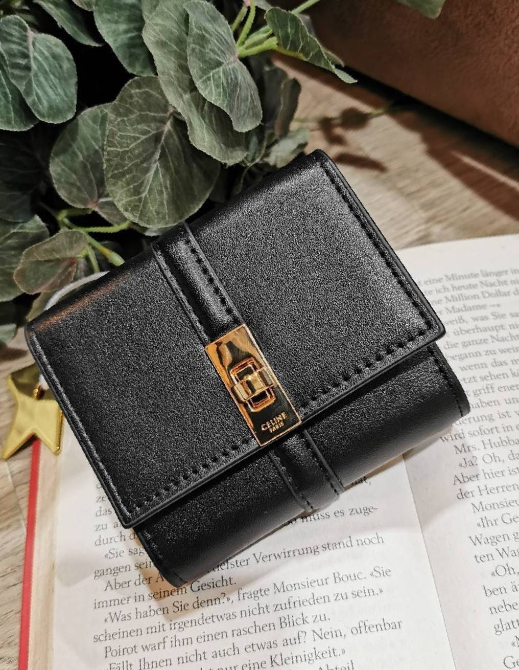 CELINE SHORT WALLET VIP GIFT WITH PURCHASE (GWP) พรีเมี่ยมกิ๊ฟ Limited จาก CELINE HAUTE PARFUME DUTYFREE COUNTER หนังแท้ CalfSkin เรียบสวยอยู่ทรงมีโลโก้ด้านหน้าเปิดปิดด้วยตัวล๊อคบิดอะไหล่ทองปั้มโลโก้ภายในมีช่องแบ่งหลายช่อง มีช่องใส่บัตรหลายช่อง ช่องใส่เหร