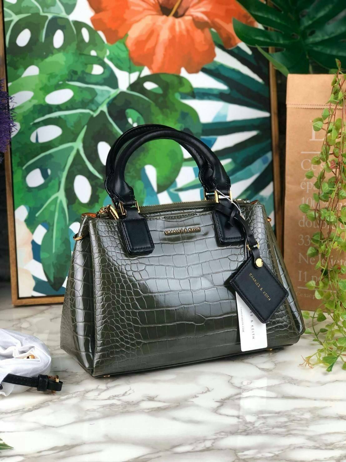 CHARLES & KEITH CROC-EFFECT STRUCTURE BAG กระเป๋าถือ/สะพายวางอยู่ทรง ตัวหนังกระเป๋าพิมพ์ลายจรเข้สวยมากๆ มีหมุดรองฐาน 4 มุม หูหิ้วพับลงได้ค่า เปิดปิดแบบกระดุมแม่เหล็ก แบ่งเป็น 3 ช่องใหญ่ เป็นช่องซิปตรงกลาง จุของได้ดี ใส่ ipad mini ได้นะค่า มีสายสะพายยาวแบบ