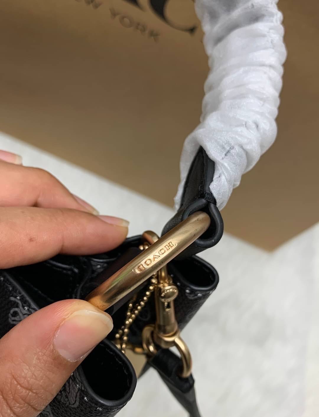 COACH TOWN BUCKET BAG WITH HORSE AND CARRIAGE PRINT ((2081-236)) 🔺กลับมาแล้ว ตามคำเรียกร้องค่ะ! กระเป๋าคล้องไหล่//สะพายข้างได้ วัสดุ pvc อย่างดี หนังนิ่มป่องพองตัวสวยงาม ลายรถม้าทั้งใบค่ะ ภายในกระเป๋าแบ่งเป็น2ช่องหลัก เปิดปิดแบบกระดุมแม่เหล็ก ภายใ