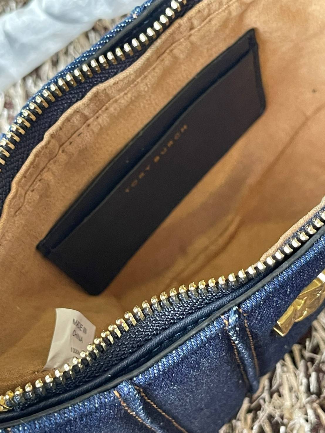 Tory burch Kira logo-plaque crossbody bag กระเป๋า Kira ของ Tory Burch เป็นส่วนหนึ่งของคอลเล็กชั่นที่โดดเด่น และมีหลายรุ่นด้วยกัน โดยมีป้ายโลโก้ Double T ของแบรนด์อยู่ตรงกลาง มีความเรียบง่ายแต่ยังคงความหรูหราโดดเด่นด้วยวัสดุบุผิว ป้ายโลโก้สีทอง สายสะพายโซ่