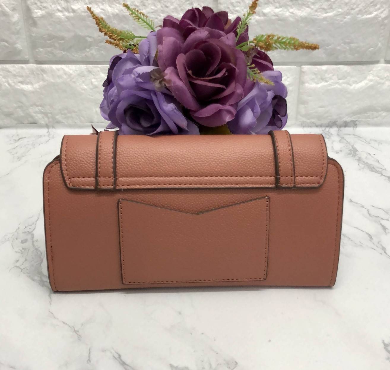 New arrival !!! CHARLES & KEITH STRAP DETAIL LONG WALLET BAG พร้อมส่งกระเป๋าสตางค์รุ่นใหม่ชนช็อป วัสดุหนังคาร์เวียสวย ดีไซน์เก๋แบบสายหนังคาดด้านหน้า เปิดปิดกระเป๋าแบบแม่เหล็ก ภายในมีช่องใส่ธนบัตร และช่องใส่บัตรถึง 10 ช่อง มีช่องซิปกลาง ด้านหลังกระเป๋ามีช่