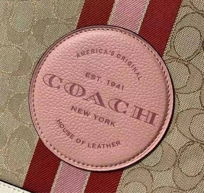พร้อมส่ง 4ลาย 🌈ไม่มีในช๊อปไทยจร้าา😘 COACH DEMPSEY CARRYALL IN SIGNATURE JACQUARD WITH STRIPE AND COACH PATCH (C2826,C1527,C4113) พร้อมส่งความสวย! คุณภาพจัดเต็มค่ะ กระเป๋าทรงTote วัสดุ Jackquard+หนังแท้ ได้ลงตัวสวยงาม ด้านหน้ามีโลโก้แบรนด์ว