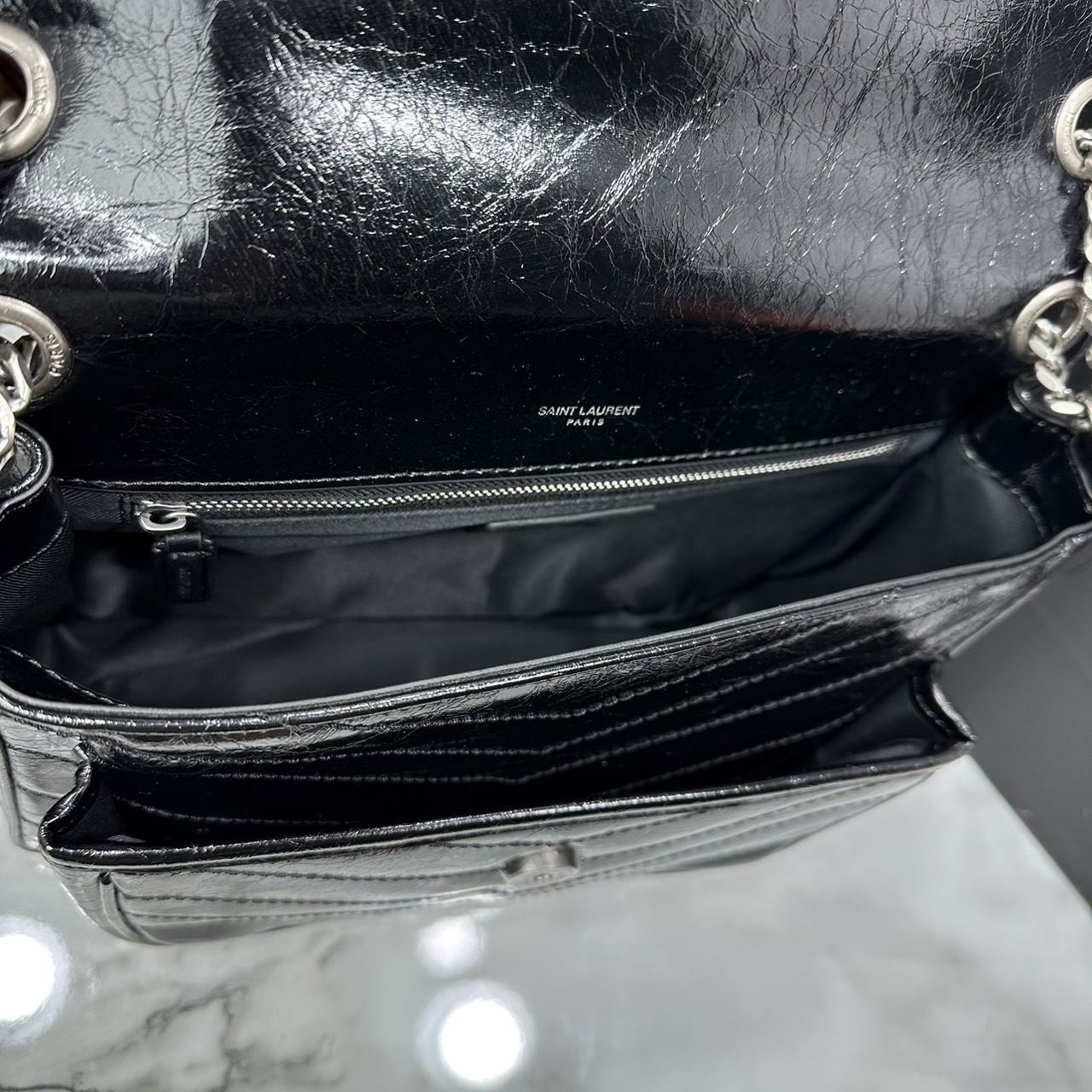 medium YSL Niki shoulder bag 11" กระเป๋าสะพายทรงคลาสสิค รุ่นยอดนิยมของแบรนด์ที่ใครๆก็ต้องมีใช้ ดีไซน์เรียบหรู