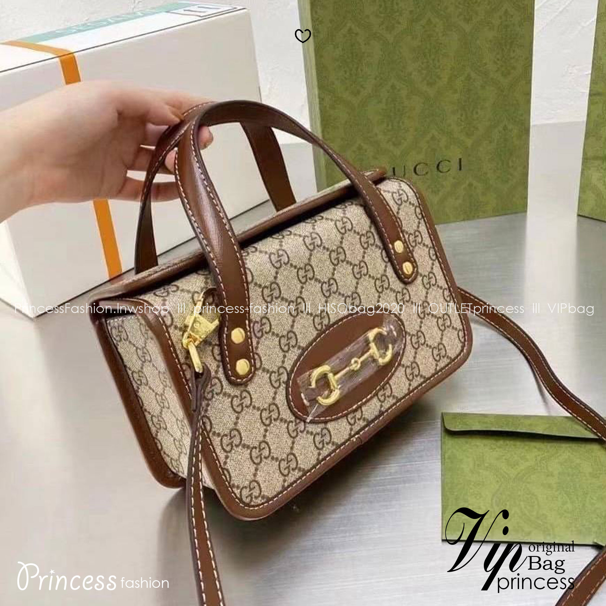 GUCCI Horsebit 1955 Handle Bag กระเป๋าสะพายรุนลิมิเต็ต ทรงกล่องสวยอยู่ทรง ดีไซน์เป็นเอกลักษณ์ ใช้งานง่ายภายในเป็นช่องโล่งมาก จุของได้เยอะ มีหูจับให้ในตัว มาพร้อมกล่อง box set ครบความคุ้มค่า พร้อมเสิร์ฟให้ถึงบ้านไปเลยจ้า