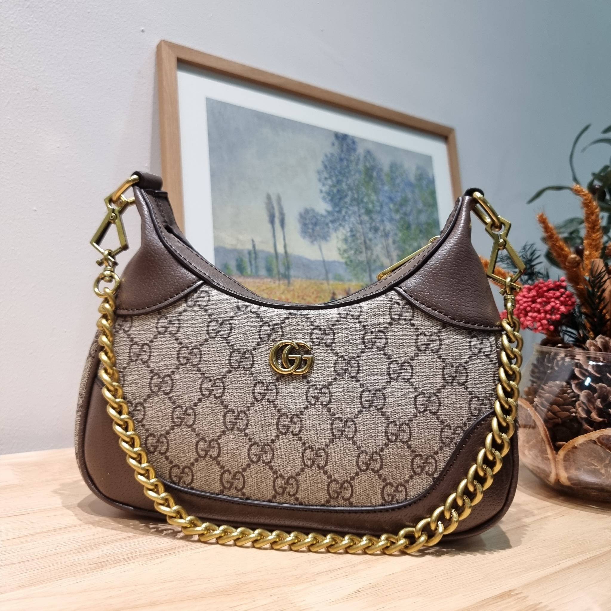 GUCCI Aphrodite small shoulder bag / GC crossbody pouch bag กระเป๋าสะพายทรงคลาสสิค ดีไซน์ย้อนยุคผสานความโมเดิร์นด้วยรูปทรงพอช ที่ใช้งานได้ทุกสไตล์ วัสดุหนังแคนวาส ทนทาน ภายในกระเป๋าเป็นช่องโล่ง สายสะพายมีลูกเล่นหลากหลาย มีให้ทั้งแบบโซ่คล้องไหล่ สายหนังที่
