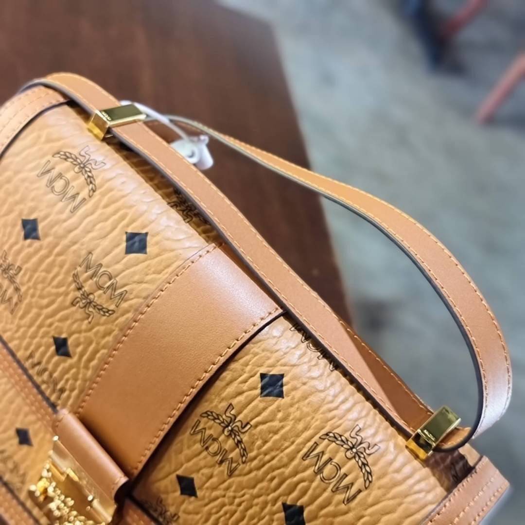 M.C.M TRACY SHOULDER BAG IN VISETOS คอลเลคชั่นเทรซี่ใหม่ล่าสุด 2021 กระเป๋าสะพายไหล่ ดีไซน์ยูนีคในลวดลาย visetos เอกลักษณ์ ใช้ได้ในทุกโอกาส รอบนี้ไซส์ใหญ่จุใจ ใส่ของได้รัวๆ วัสดุหนังแคนวาสคุณภาพดีสลับหนังแท้ เปิด-ปิดด้วยตัวกดล็อคแน่นหนา ภายในโล่งกว้าง มีช