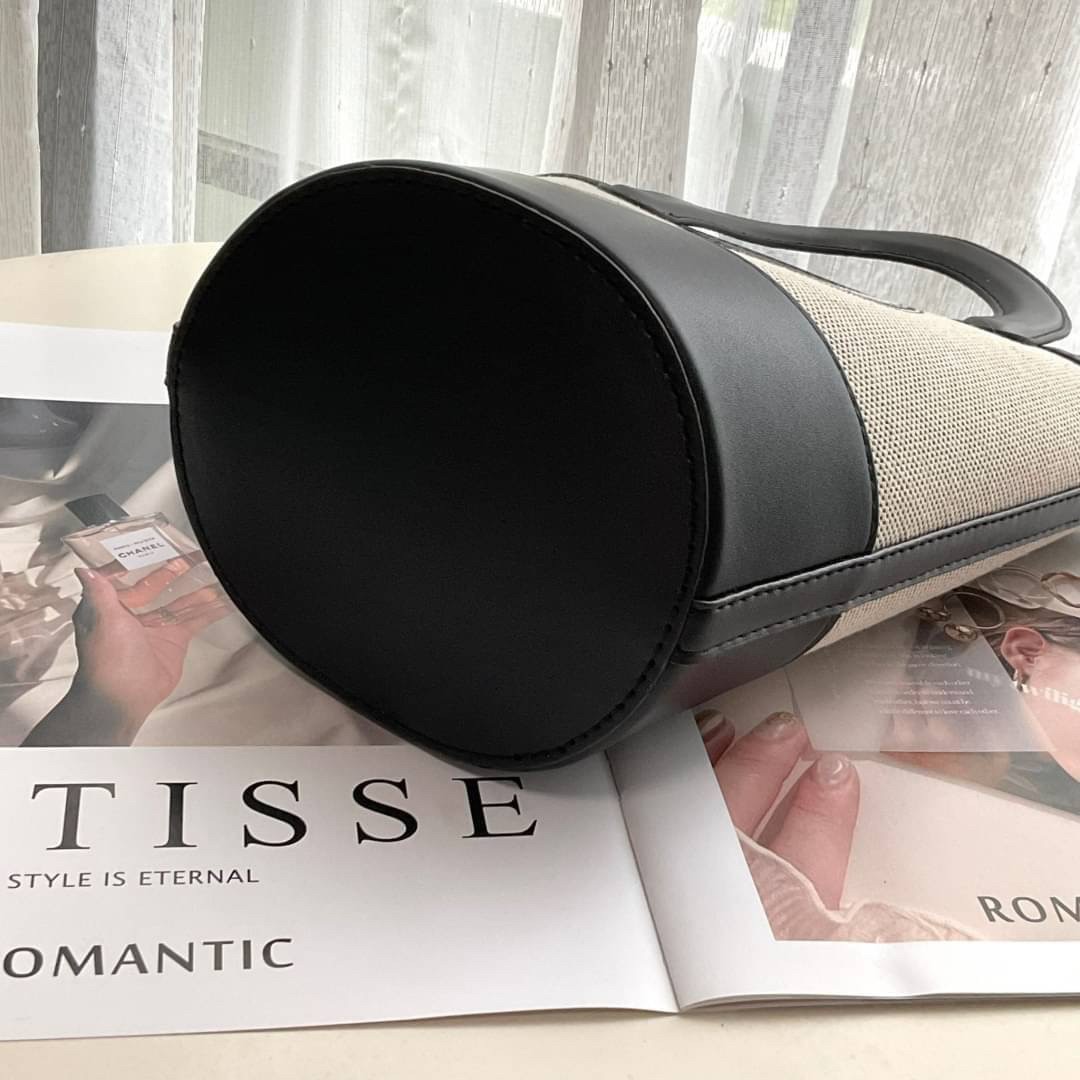 BURBERRY MINI CANVAS CROSSBODY BAG / BURBERRY BUCKET BAG *งานหรูมาก กระเป๋าทรง CROSSBODY ใบขนาดกำลังดี *ผ้าแคนวาสคาดหนังวัวแท้ ปักโลโก้แบรนด์ด้านหน้า ด้านในเปิดปิดด้วยกระดุมคาด สามารถใส่กระเป๋าสตางค์ยาว สมุดบัญชีได้