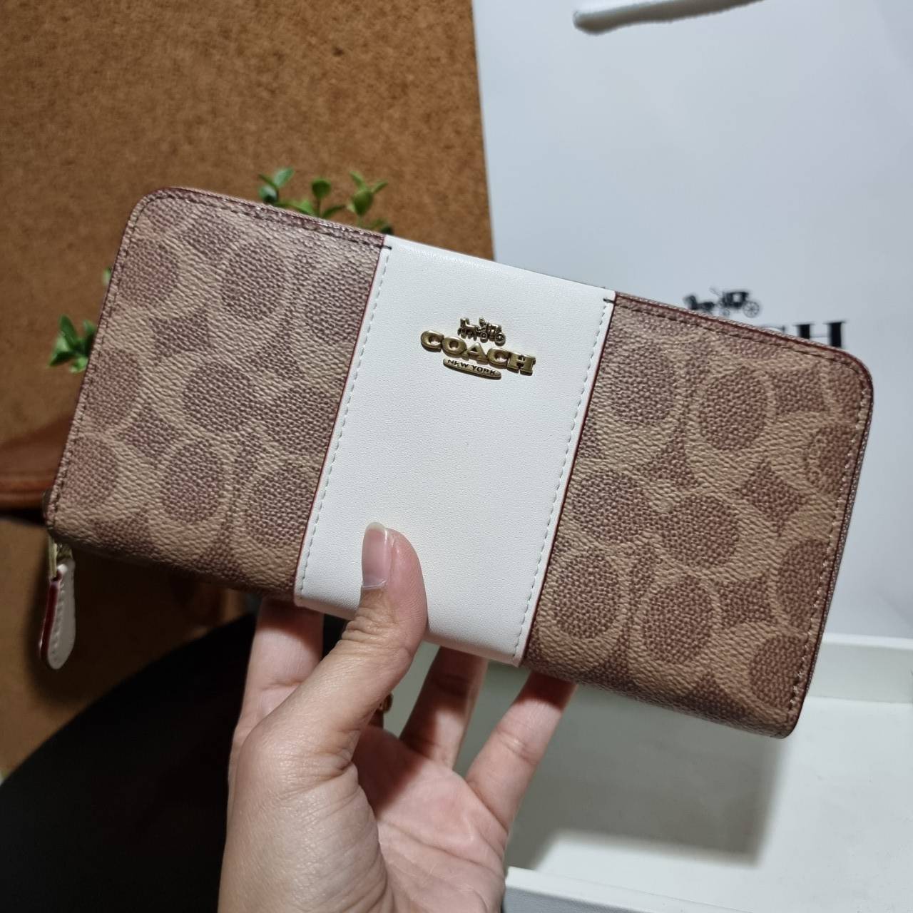 ของแท้ 💯% COACH 31546 ACCORDION ZIP WALLET IN COLORBLOCK SIGNATURE CANVAS กระเป๋าสตางค์ใบยาวรุ่นขายดี!! ขายหมดทุกสี!! 🔥🔥 สาวๆต้องยกให้เป็นไอเท็มที่ขาดไม่ได้เลยน้า วัสดุหนังแคนวาสเคลือบ ภายในเป็นหนังแท้ เปิด-ปิดด้วยซิปรอบ ใส่บัตรได้