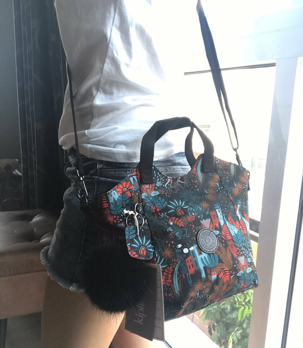 Kipling Small Cross-Body Bag รุ่นMayday อีกหนึ่งคอลเลคชั่นที่น่าสนใจ ขนาดกำลังพอดี น้ำหนักเบา เปิดปิดด้วยซิปเดียว ภายในใส่มินิไอแพค กระเป๋าสตางค์ หรือของใช้จุกจิกได้เยอะเพิ่มสายสะพายปรับสั้นยาวและถอดออกได้ ประดับด้วยลิงเป็นสัญลักษณ์ น่ารักใสๆอีกหนึ่งรุ่นท