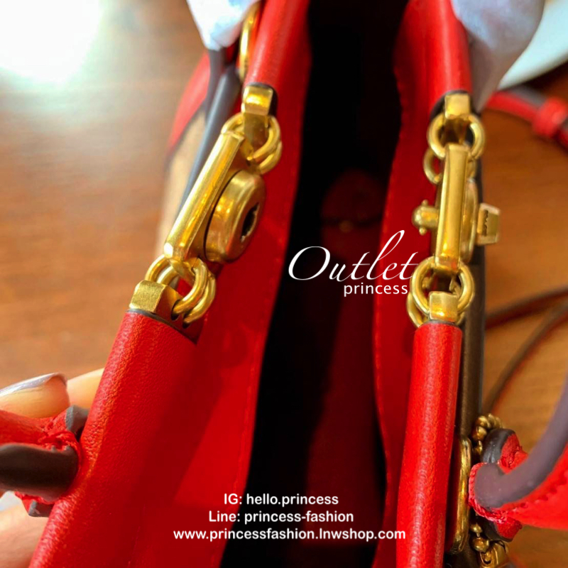 COACH TROUPE TOTE SIGNATURE CROSSBODY BAG กระเป๋าสะพายข้าง/ crossbody size mini หนังแท้ลาย C อะไหล่ทอง vintage เปิดปิดกระเป๋าแบบหมุนล็อค แม่เหล็กในตัว ภายในโล่ง ใส่ wallet สั้น มือถือทุกรุ่น ซัปในเป็นหนังกลับอย่างดี พร้อมสายสะพายถอด ปรับระดับได้ค่ะ