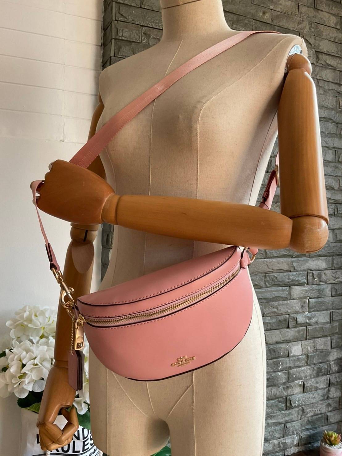 COACH SELENA BELT BAG WITH BUNNY (39315 Pink) / (39316 Black) กระเป๋าสะพาย/คาดอก/คาดเอว รุ่น Limited Edition น่ารักมาก💕 วัสดุหนังแท้ หนังนิ่มอยู่ทรง เปิด-ปิด ด้วยซิป ใส่ Iphone+ กระเป๋าสตางค์ใบสั้น ใส่ของจุกจิกได้ ด้านหลังมีอีก 1 ช่องซิป สายปรับระ