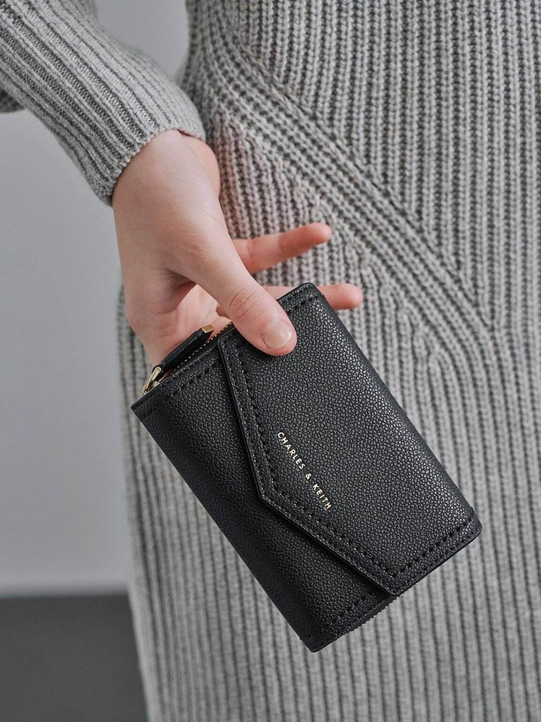 CHARLES & KEITH ENVELOPE SMALL WALLET กระเป๋าเงินใบกลาง วัสดุหนังพิมพ์ลายสีสวยน่ารัก ด้านหน้าปั๊มโลโก้แบรนด์ เปิดปิดด้วยกระดุมแม่เหล็ก