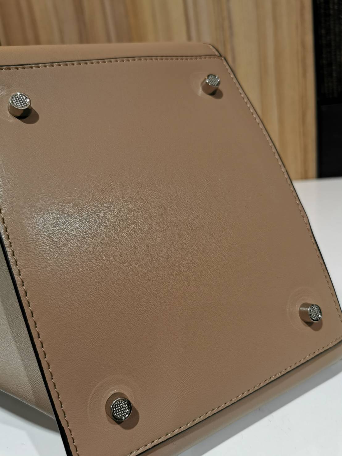 CELINE SHOULDER BAG VIP / CELINE LUGGAGE NANO Glossy Leather Handbag รุ่นนี้ Rare items หนังเรียบสวยสีทูโทนเรียบหรู ขนาดกำลังดี น้ำหนักเบา ด้านหน้ามีหนึ่งช่องซิป ด้านข้างดีไนส์ทรงปีกสามารถปรับขยายทรงได้ ภายในโล่งกว้าง มีช่องซิป มีตะขอเกี่ยวปากกระเป๋า ใส่ก