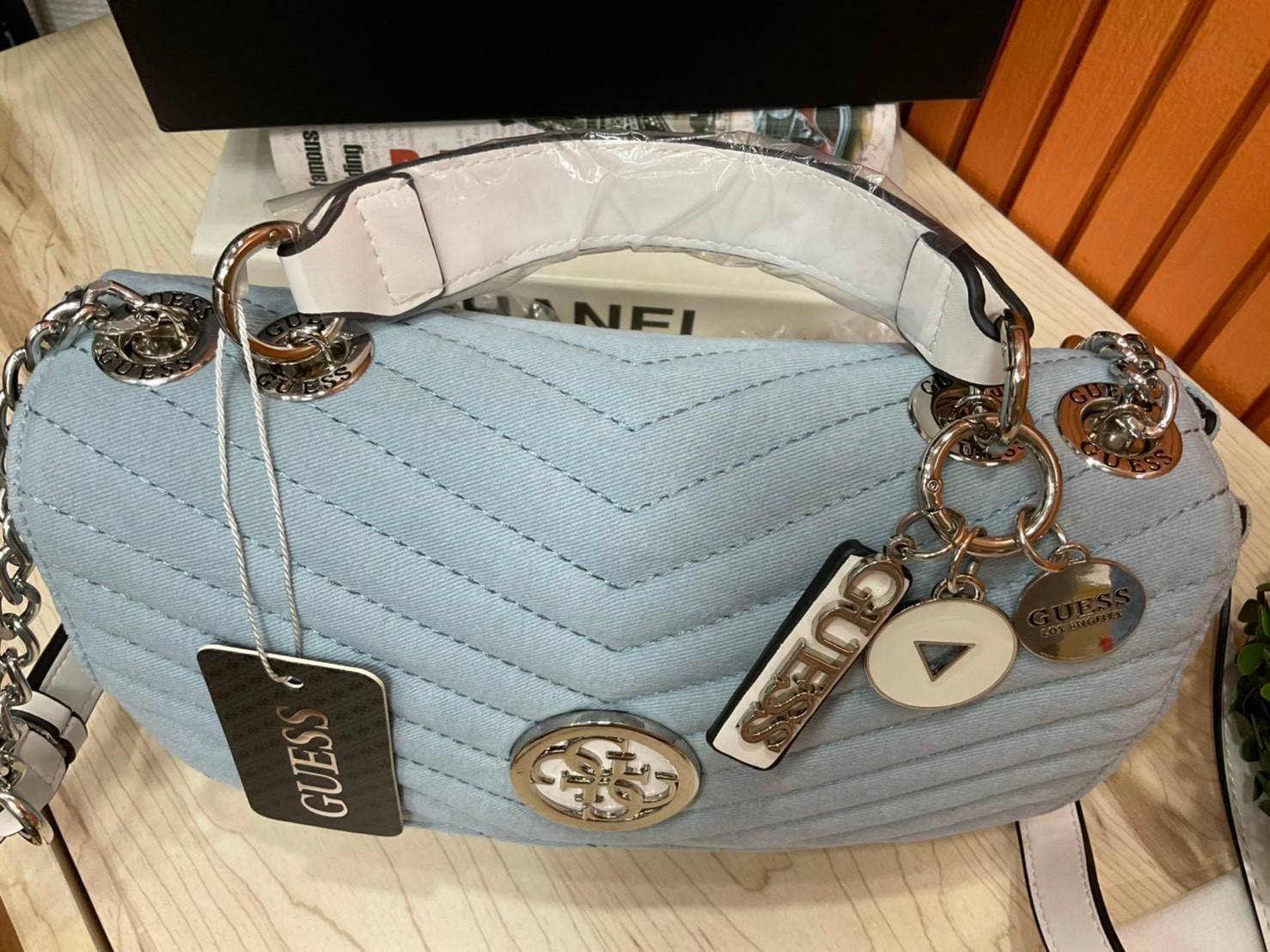 ของแท้ 💯% 】GUESS BLAKELY TOP HANDLE FLAP BAG กระเป๋สะพายรุ่นใหม่ล่าสุด รุ่นยอดนิยมสวยอยู่ทรง วัสดุหนังนิ่ม น้ำหนักเบา มีฐานกว้างตั้งอยู่ทรง ด้านหน้าประดับด้วยโลโก้แบรนด์สวยโดดเด่น