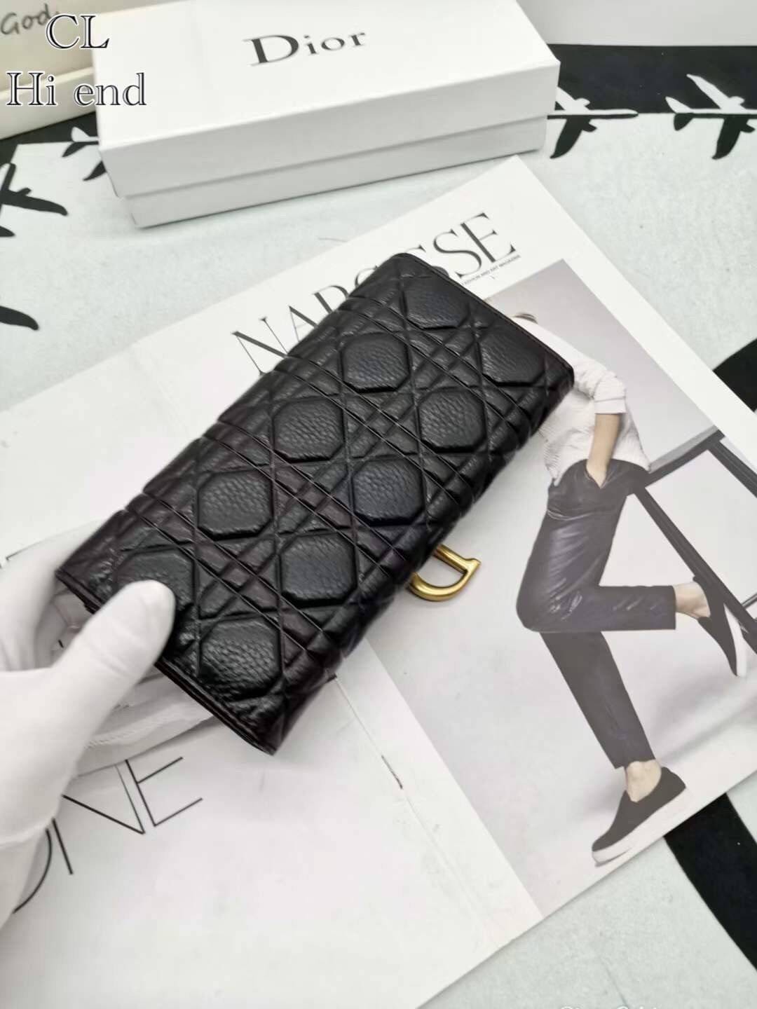 Dior Long Saddle Wallet / Dior Wallet / Dior Long Wallet กระเป๋าสตางค์ใบยาว เปิดหน้าทรงเคิร์ปอานม้า มีห้อยตัว D เอกลักษณ์ของความหรู วัสดุหนังแท้ ผสมผสานความสง่างามและคลาสสิกที่เข้ากับยุคสมัย ด้านหน้าโดดเด่นด้วยซิกเนเจอร์แบรนด์ เป็นอีกหนึ่งรุ่นที่ดาราเชเลป