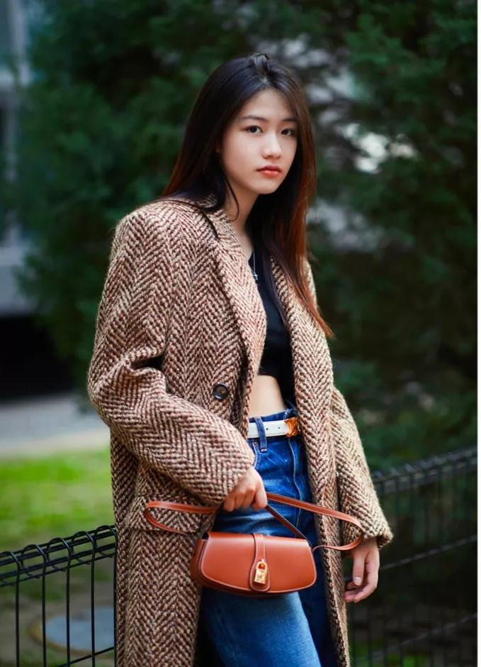 VIP 】CELINE TABOU CLUTCH BAG CELINE MINI CROSSBODY BAG (GWP) วัสดุ Triomphe Canvas หนังสวยอยู่ทรงกันน้ำได้ ขนาดกำลังน่ารัก การออกแบบที่เน้นความเรียบแต่หรู มาพร้อมสายสะพายสั้นและสายสะพายยาว สำหรับสะพายไหล่ สายปรับระดับสั้น-ยาวได้ (ถอดไม่ได้) โดดเด่นที่ด้าน