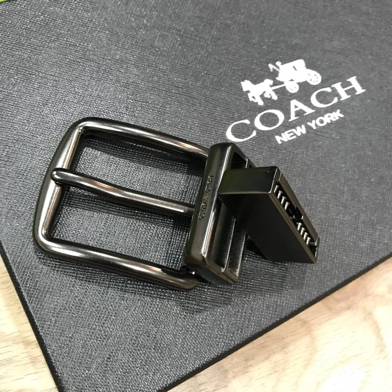 NEW ARRIVAL! ห้ามพลาดเซทสุดคุ้ม ซื้อ1ได้ถึง2! COACH BELT VALUE PACK BOX SET เซทเข็มขัด 2in1 Limited Edition จาก Coach Factory ในเซทมีหัวเข็มขัด2แบบ2สไตล์สวยน่าใช้พร้อมสายเข็มขัดสามารถใช้ได้ทั้ง2ด้าน2สีดำน้ำตาลให้หนุ่มๆสลับใช้ได้ถึง 4 รูปแบบในเซทเดียวไม่จำ