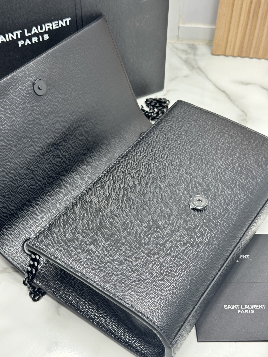 ORI หนังแท้ | YSL KATE MEDIUM BAG / YSL Woc Bag กระเป๋าสะพายทรง woc เรียบหรูดูแพงที่แท้จริง งานหนังเต็มใบโดดเด่นด้วยโลโก้แบรนด์สุดหรู รุ่นฮิตลอดกาลดูดีมีระดับ