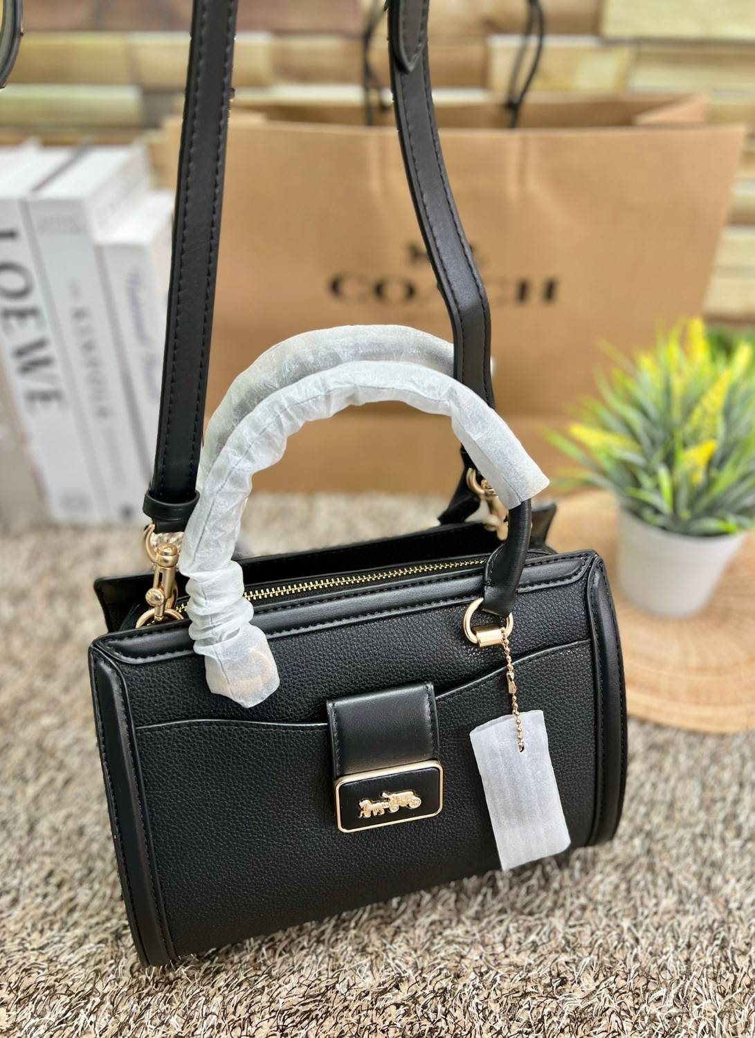 COACH GRACE CARRYALL BAG((cc141)) สวย หรู มาเลยจ้าา พร้อมส่ง! กระเป๋าหิ้ว//สะพายแบบครอสบอดี้ร์ หนังแท้ ทรงสวยหรู อัพลุคให้คุณผู้หญิงดูดีได้เลยทีเดียวค่ะ ด้านหน้าออกแบบเป็นช่องกระดุมแม่เหล็กพร้อมป้ายโละหะแบรนด์เด่นหรูค่ะ เปิด-ปิดกระเป๋าด้วยซิป ภายในใส่กระเ