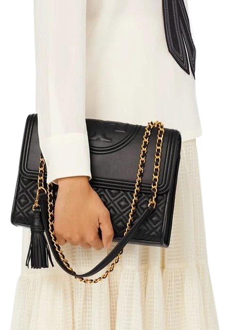 TORY BURCH Fleming Convertible Shoulder Bag ดีไซน์น่ารัก ดูแพงไม่เป็นรองใคร ใช้ได้ทั้งทั่วไปและออกงาน สาว ๆ คนไหนที่กำลังมองหากระเป๋าสะพายไหล่น่ารัก ๆ สักใบที่มีดีไซน์โดดเด่น สะดุดตาล่ะก็ไม่ควรพลาดกับ Collection นี้เลยค่ะ เพราะ Fleming นั้นเป็นรุ่นที่เรีย