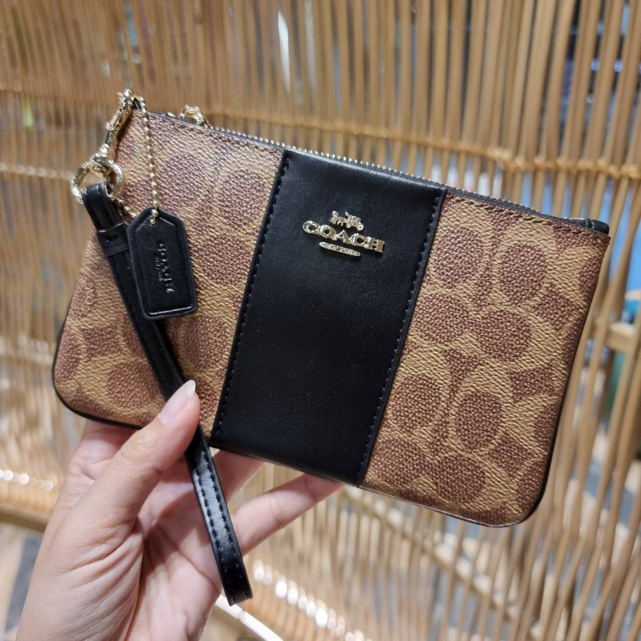 COACH 32445 SMALL WRISLET IN COLORBLOCK SIGNATURE CANVAS คอลเลคชั่นคัลเลอร์บล็อคสวยหรู ในรูปแบบกระเป๋าคล้องมือ ขนาดพกพา ไซส์กำลังสวยมากๆ พกง่ายไปเลยจ้า วัสดุหนังแคนวาส ตัดหนังแท้ ภายในโล่ง มีช่องใส่บัตร ตอบโจทย์สาวๆที่ไม่ชอบความพะรุงพะรัง พกใบนี้คือสะดวกส