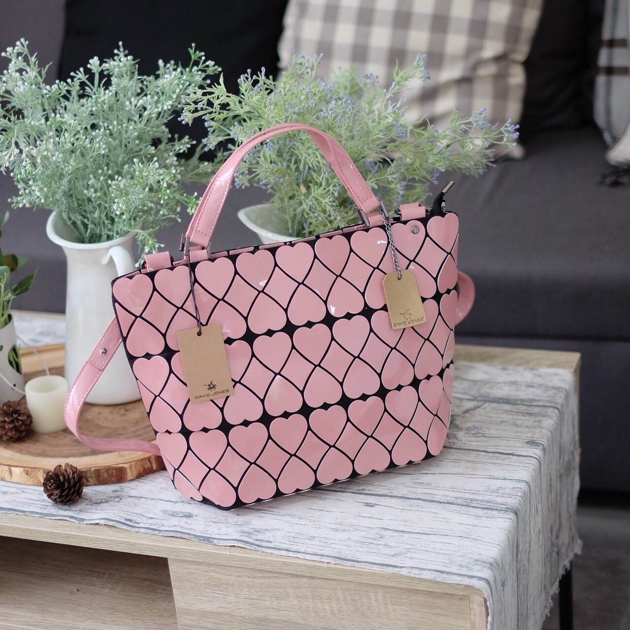 ใหม่ล่าสุด !! น่ารักปรอทแตก รุ่น Over Heart💕 ลาย หายาก ปรับทรงได้ 2 แบบ สวยรับประกันเลยค่า ( มาจำนวนจำกัด) 👉🏻👉🏻กระเป๋า จากแบรนด์ David Jones กระเป๋าสะพายข้างดีไซน์เกร๋มาก สีสวยหรูมาก ขนาดกะลังดีเลย น้ำหนังเบามากคะ