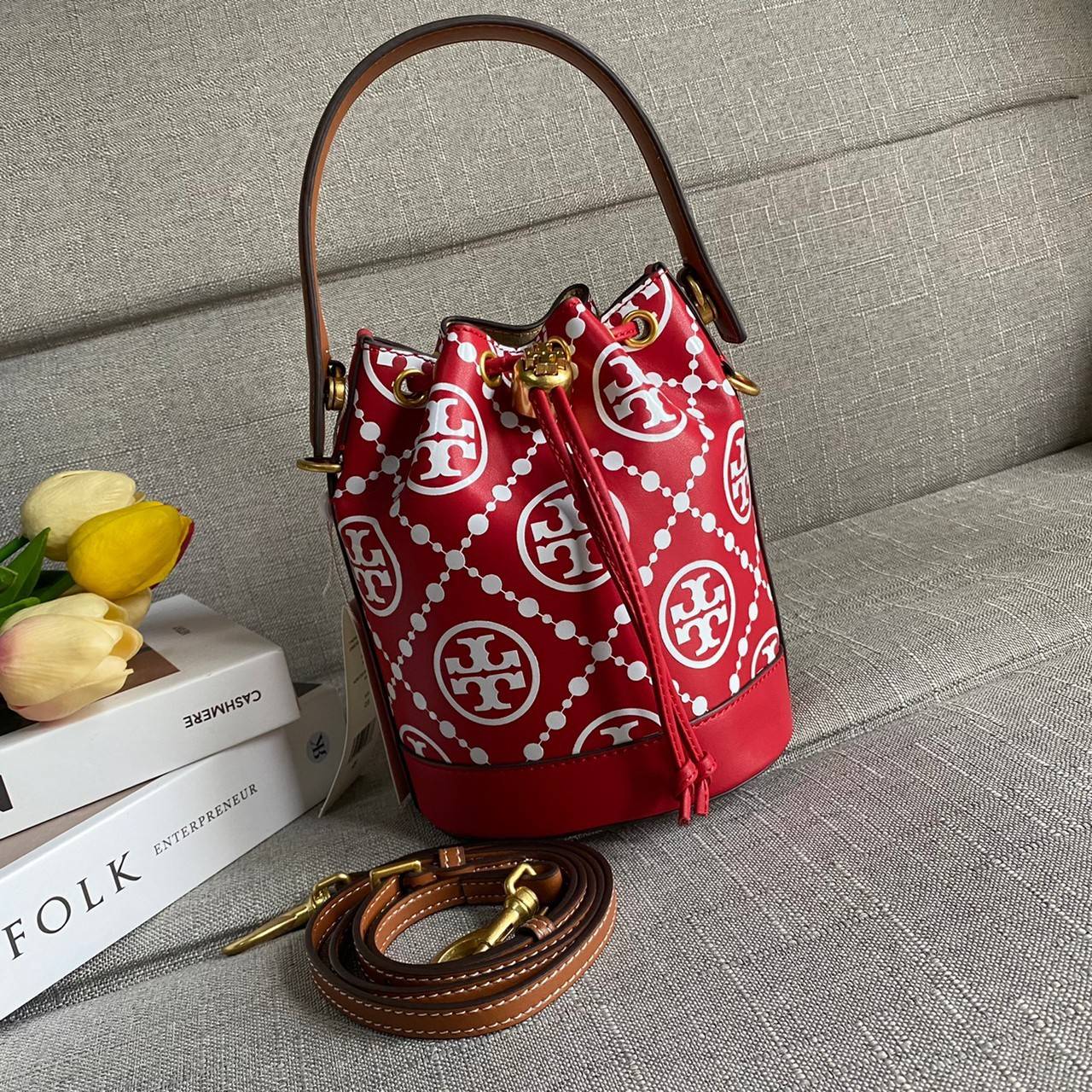 TORY BURCH T Monogram Embroidered Mini Bucket Bag ถูกหรือแพงต้องแดงไว้ก่อนเลยค่ะ ^^ กระเป๋าทรงบักเก็ตใบเล็กน่ารัก สุดหรูหรา ทรงสวย โด่ดเด่นลายพิมพ์ monogram วัสดุหนังอย่างดี เปิด-ปิดแบบหูรูด ล็อดด้วยปุ่ม อะไหล่ทองสวยงาม มาพร้อมสายยาว ปรับสายได้ ถอดสายได้ 