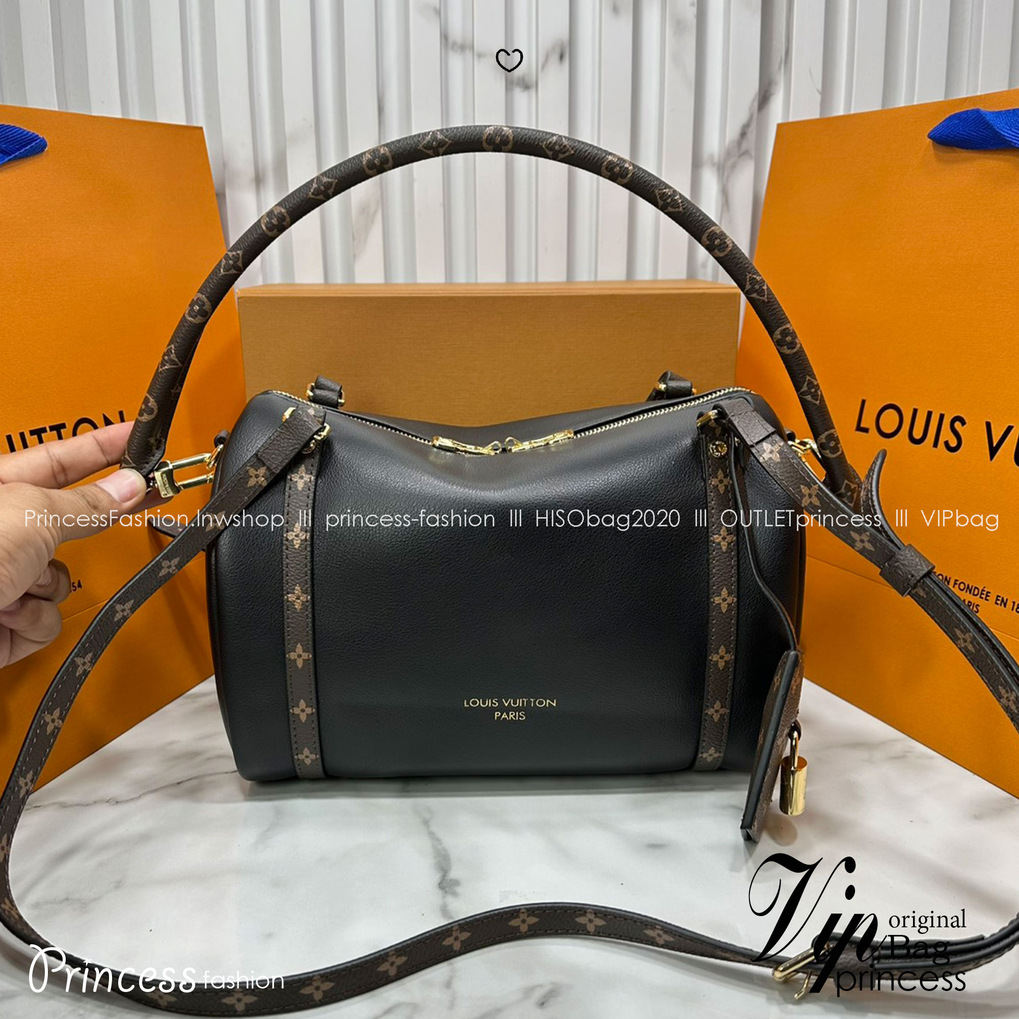 ORI หนังแท้ | LV Express PM Bag 25cm กระเป๋าสะพายทรงหมอนสปีดี้ดีไซน์ใหม่ล่าสุด โฉบเฉี่ยว แต่งคาดหน้าโมโนแกรมโดดเด่น ตัวกระเป๋าสีพื้นตัดกันอย่างลงตัว พร้อมหูแบบจับยาวถอดได้จะถือหรือคล้องไหล่ก็เก๋