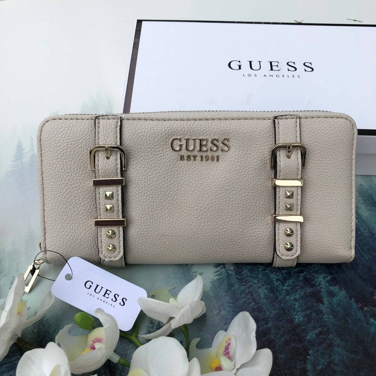 Guess long wallet กระเป๋าสตางค์ใบยาวซิปรอบ วัสดุ pu. เนื้อนุ่ม ภายในมีช่องใส่บัตร ธนบัตร และช่องซิปใส่เหรียญค่ะ