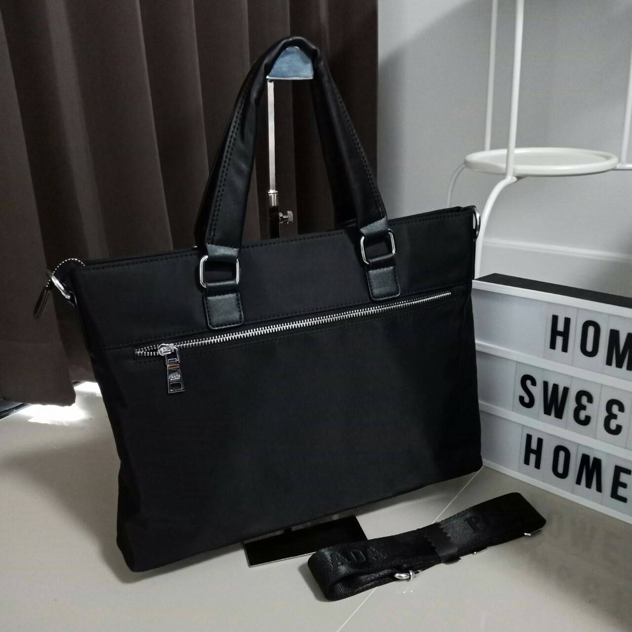 PRADA VIP GIFT NYLON HANDBAG ทรงสวย สุดคลาสสิค อยู่ทรง สวยหรูมากคะ วัสดุทำจากNylon คุณภาพดีสามารถกันน้ำได้ จะถือก็หรู จะสะพายก็ได้คะ ขนาดกลางๆ จุของได้เยอะ ใส่สมุด หนังสือ Ipad Labtop ได้สบายๆคะ ใช้ได้ทั้งคุณผู้หญิง และ คุณผู้ชายเลยคะ ดูดีมีคลาส มากๆคะ รุ