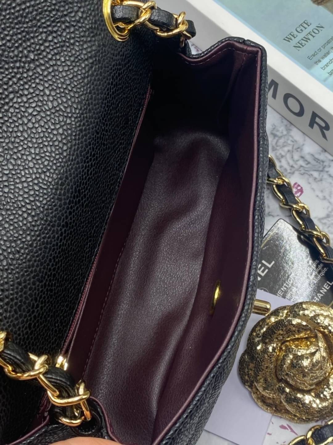 หนังแท้ CHANEL classic 8" black caviar รุ่นยอดนิยมไอเท็มฮิตวัสดุหนังคาเวียร์สวยคลาสสิค ด้านหน้ามีโลโก้แบรนด์อะไหล่ทอง/เงินสวยหรู ภายในสีแดงเบอกันดี้ เป็นใบยอดนิยมของสาวๆ เลยค่าา พร้อมส่งที่ไทยไม่ต้องรอพรีฯ สาวก Chanel Must Have! นะคะ