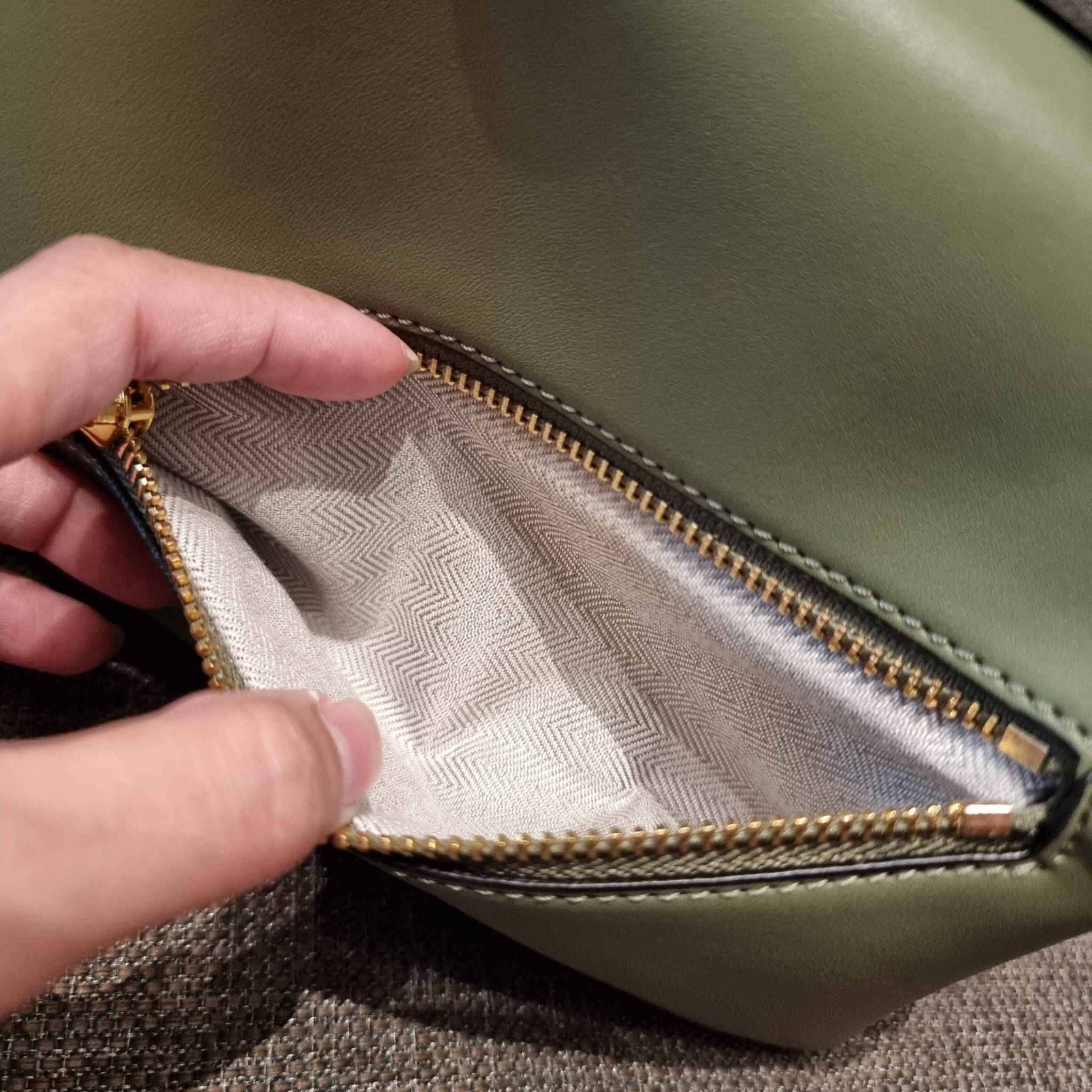 LOEWE PUZZLE HOBO BAG ใหม่ล่าสุด กับแบรนด์ที่มีดีไซน์โดดเด่นเป็นเอกลักษณ์ สวยหรูทุกรุ่นจริงๆ!! กระเป๋าสะพายโฮโบ ทรงสวย สไตล์พัซเซิลคลาสสิค วัสดุหนังวัวฟอกสี นิ่มมือ ฟินมาก!! เปิดใช้งานด้วยซิป ที่ภายในโล่งกว้าง ใส่ของสำคัญได้ครบไม่มีพลาด แบบสบายๆ มาพร้อมสา