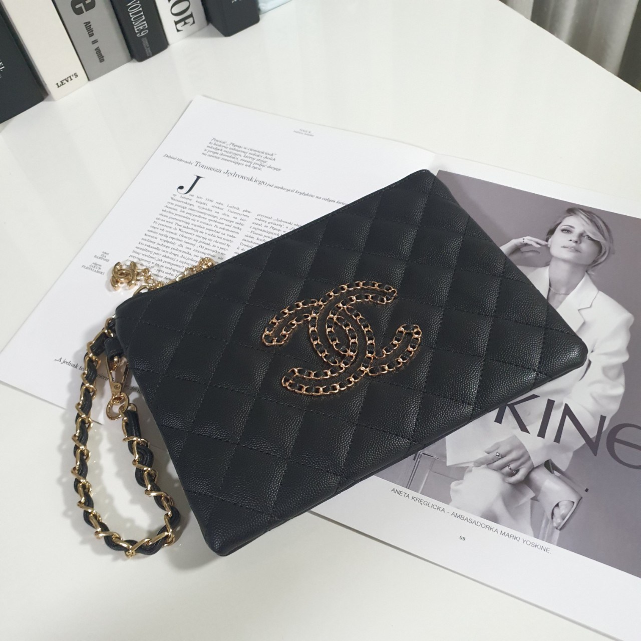 SIZE MEDIUM พร้อมส่งรุ่นขายดี!!! Don't Miss! Chanel Clutch Bag VIP Gift With Purchase (GWP) กระเป๋าคลัชแบนหรือกระเป๋าสตางค์ GWP จาก Chanel Cosmetic Counter Duty free วัสดุหนังคาเวียร์สวยหรูเปิดปิดด้วยซิปสะดวกใช้ ด้านหน้าประดับโลโก้แบรนด์อะไหล่ทองและม