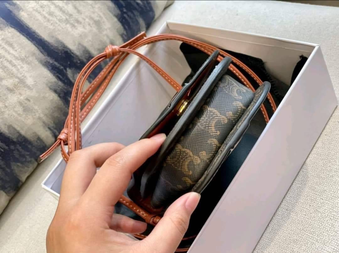 Celine Phone Pouch in Triomphe Canvas and Calfskin Tan / Celine phone bag กระเป๋าใส่โทรศัพท์เรียบหรู ด้วยลวดลาย Triompe ที่แสดงถึงความเป็นเอกลักษณ์ของแบรนด์ ช่องหลักที่มีความกว้าง สามารถใส่โทรศัพท์มือถือ ธนบัตร บัตรต่าง ๆ และของจุกจิกชิ้นเล็ก ๆ ได้แบบจุใจ