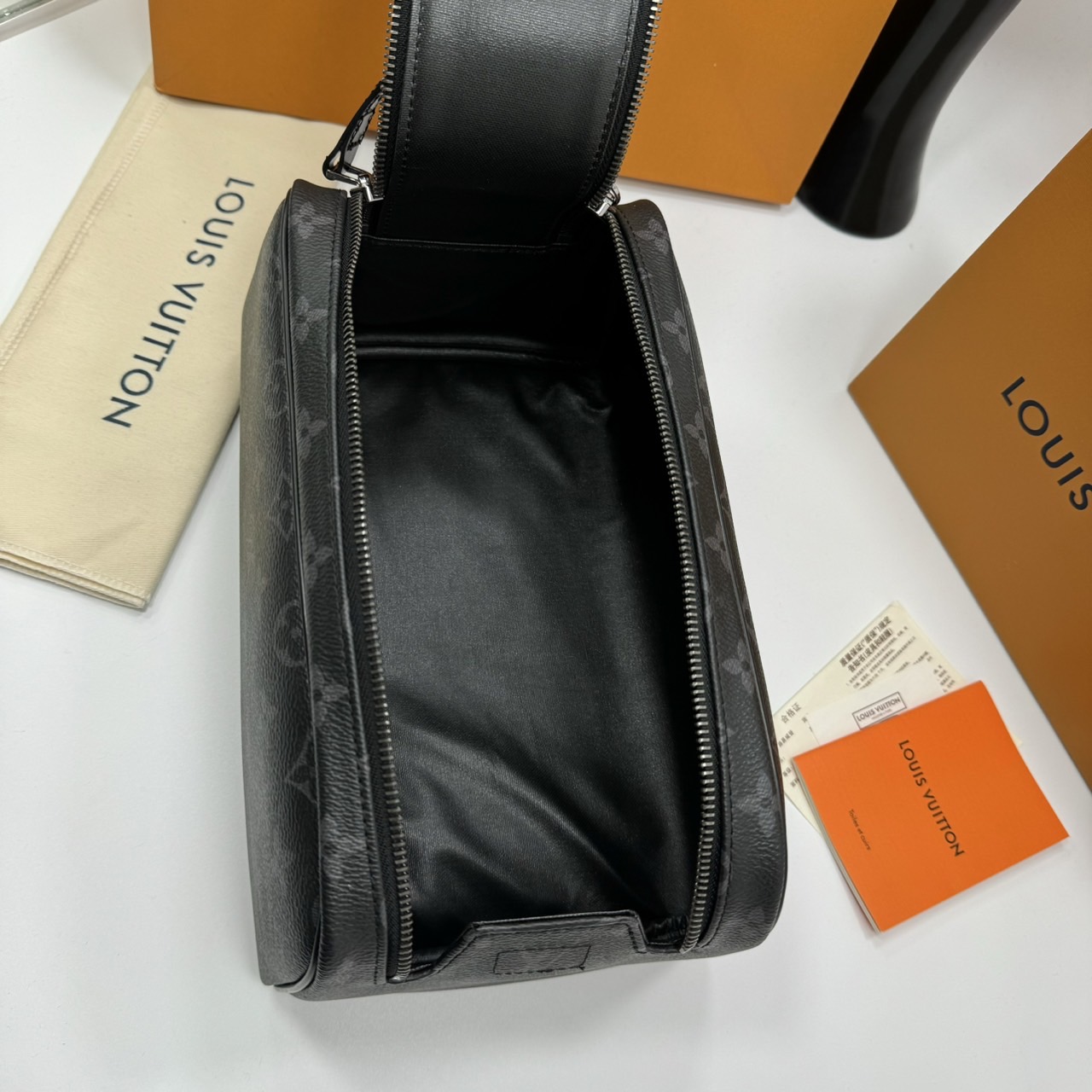 LV Clutch LV Dopp Kit Toilet Pouch Monogram / Damier Graphite Canvas กระเป๋าถือทรงพอชหรือคลัช เกรดออริ ท็อป 1:1 เกรดดีสุด แคนวาสแท้สวย ใช้งานต่างประเทศได้