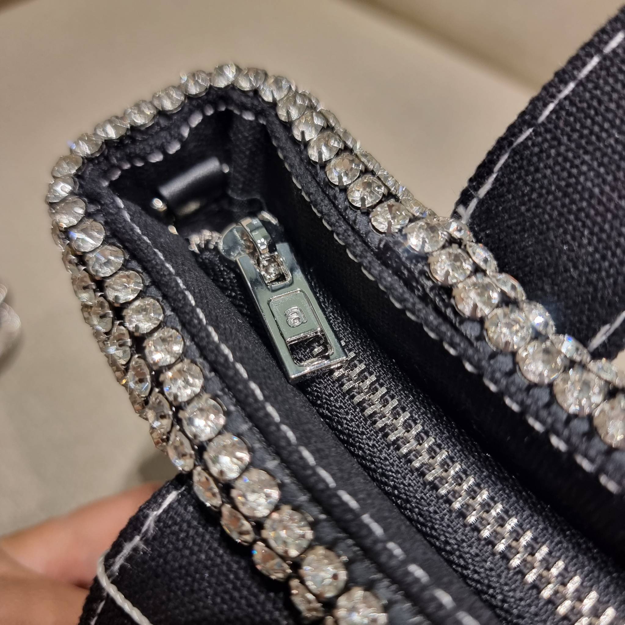 ALEXANDER WANG HANDBAG MINI TOTE WITH RHINESTONE กระเป๋าทรงมินิโท้ท น่ารักน่าเอ็นดู น่าใช้เหลือเกิน!! ด้วยความโดดเด่นเด่นของการตกแต่งพลอยเทียม ให้ดีเทลหรู ตัดสลับด้วยผ้าแคนวาส เพิ่มความทนทาน ลงตัวมากๆ และยังใช้งานง่ายด้วยหูจับในตัว เปิด-ปิดด้วยซิป ภายในเป