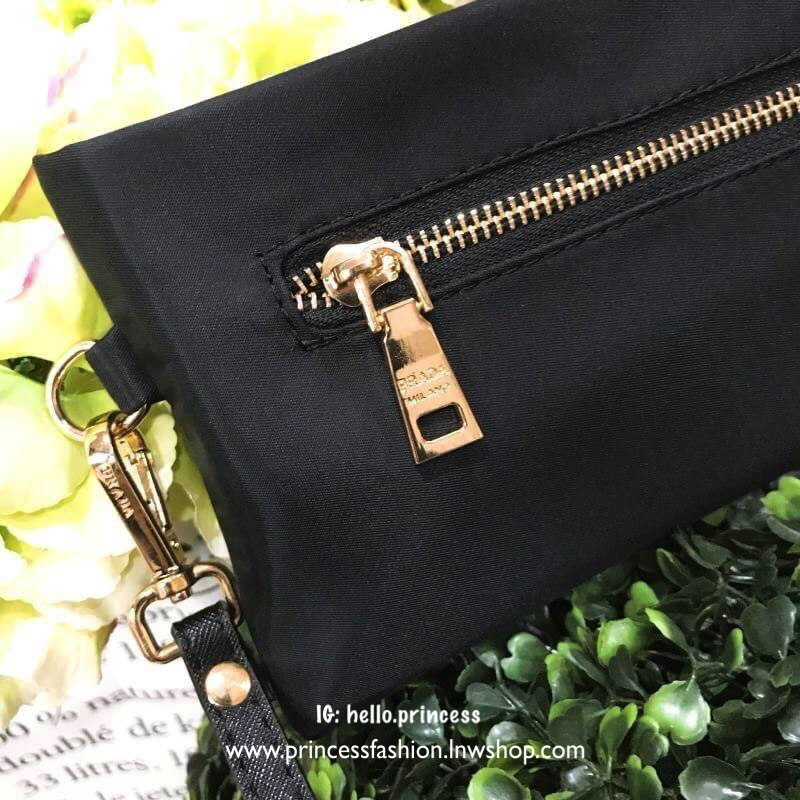 PRADA NYLON CROSSBODY BAG VIP GIFT WITH PURCHASE (GWP) พรีเมี่ยมกิ้ฟจากเคาน์เตอร์แบรนด์ต่างประเทศรุ่น Limited วัสดุ Nylon & Polyester ด้านหน้ามีโลโก้แบรนด์อะไหล่ทองคุณภาพดีตามแบบฉบับของแบรนด์ ขนาดกำลังดีเปิดปิดด้วยซิปแบรนด์ ภายในมีช่องซิปพิเศษ! มาพร้อมสาย