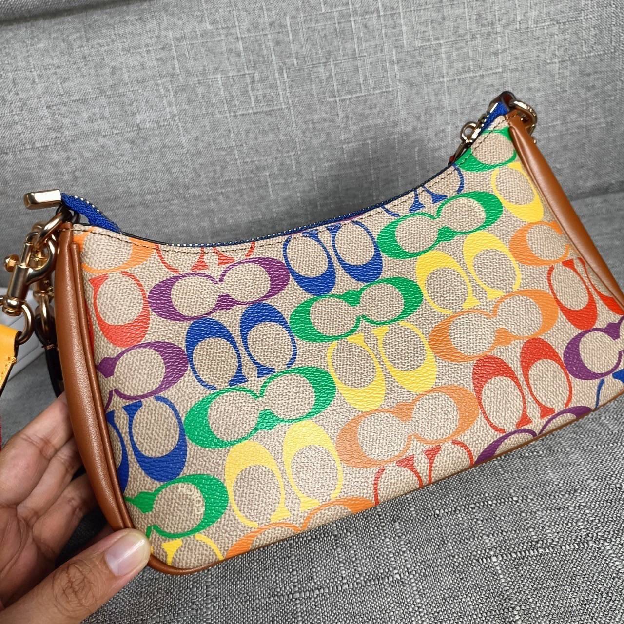 พร้อมส่งครบสี สวยทุกสีเลยค่า😘 ((CA173//CA209//CA548)) COACH TERI SHOULDER BAG 🔹กระเป๋าทรงพอช ในรูปแบบหนังแท้ หนังนิ่มสวยมากค่ะ