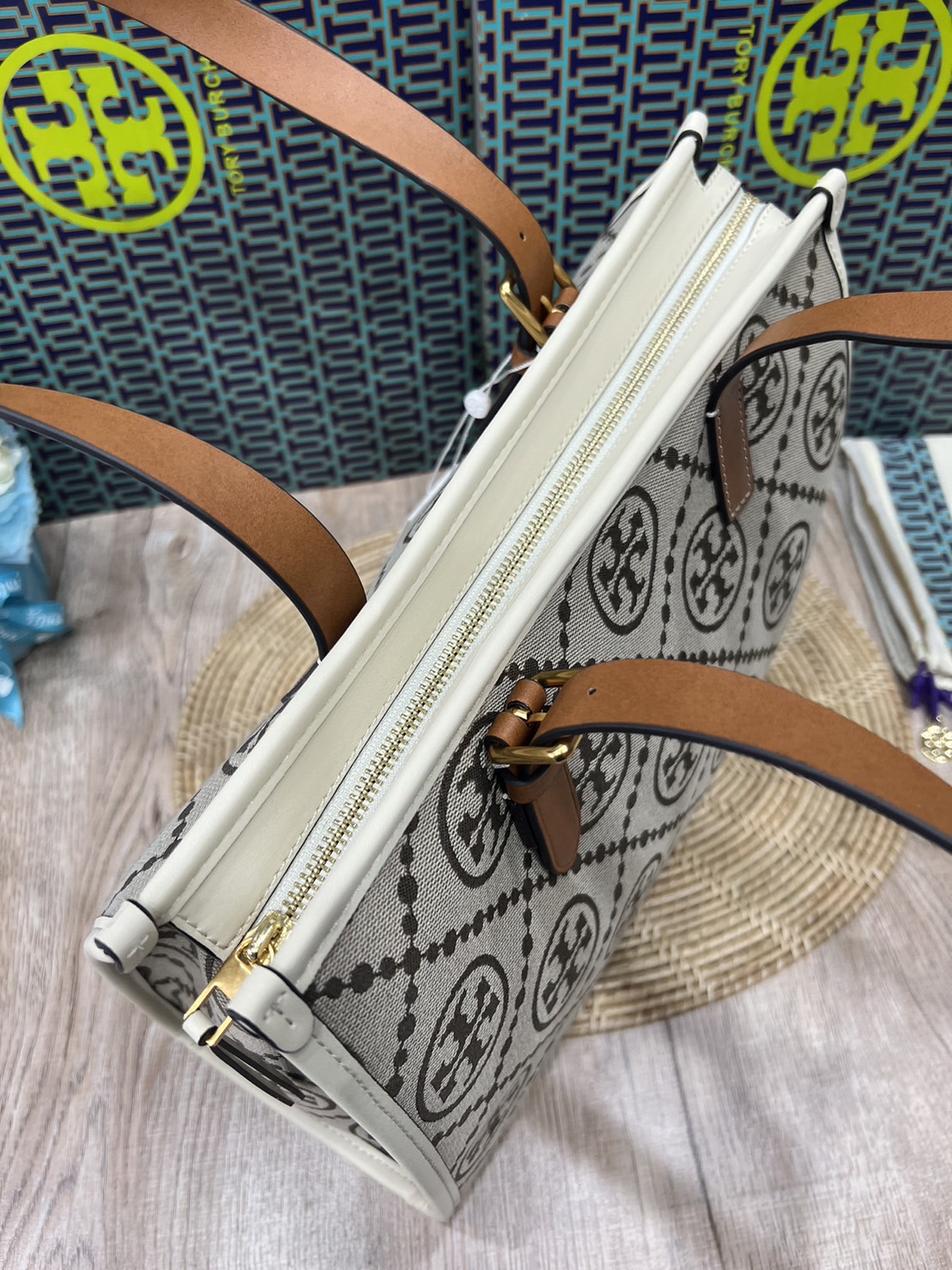 Tory Burch Small T Monogram Tote / TORY BURCH Shopper Tote Bag 32cm ใบใหญ่ กระเป๋าทรงโท้ท รุ่นใหม่ Square Tote ตกแต่งขอบด้วยหนังหรู มาพร้อมช่องเก็บของที่จุของได้มากมาย และสายจับกระเป๋าที่สามารถสะพายขึ้นไหล่ เหมาะสำหรับการใช้งานหลากหลายรูปแบบ รังสรรค์ลงบนก