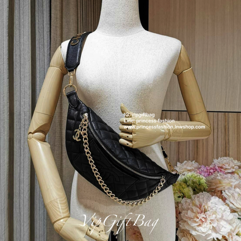 Chanel Waist Bag With Chain VIP Gift With Purchase (GWP) รุ่น Limited พรีเมี่ยม Chanel Perfume Counter กระเป๋าสะพาย คาดเอว หรือคาดอกรุ่นใหม่ล่าสุดวัสดุหนังคาเวียร์ลายตารางเปิดปิดด้วยซิปห้องอะไหล่แบรนด์ สะดวกใช้ ภายในมีโลโก้ ใส่มือถือ iphone ของจุกจิกได้ ร