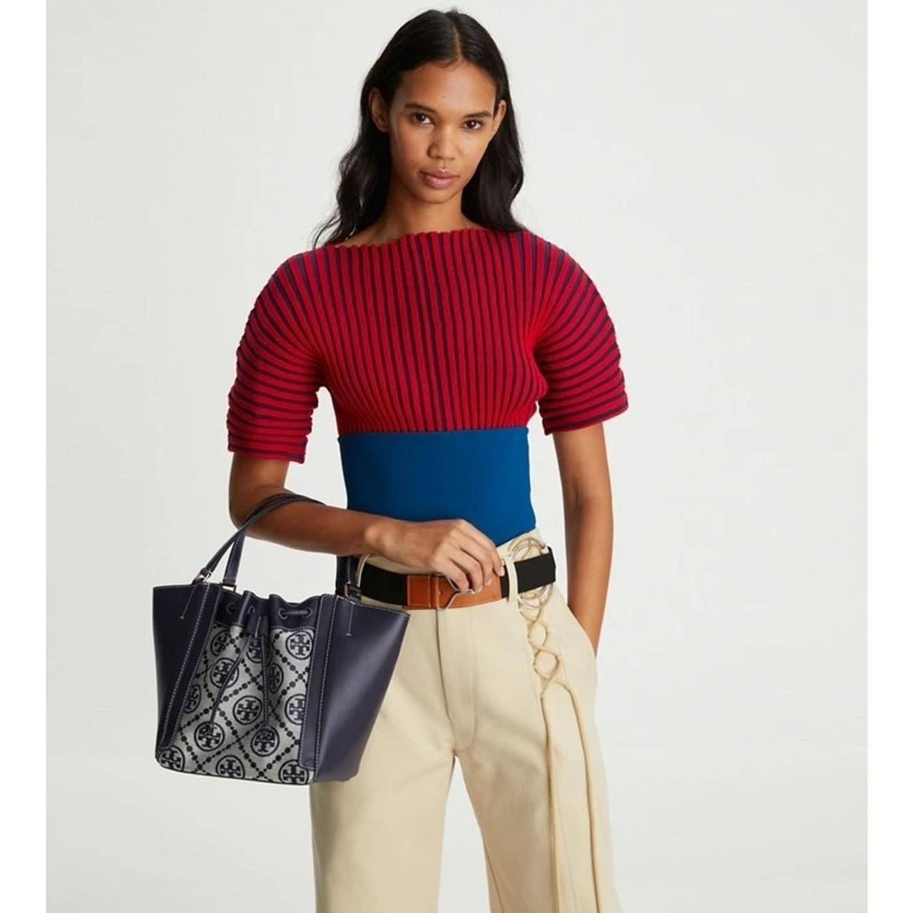 Tory T Monogram Mcgraw Dragonfly / Tory burch bucket กระเป๋าถือหรือสะพายไหล่ วัสดุหนัง Jacquard อะไหล่ทอง ทรงปีก เปิด-ปิด ด้วยกระดุมแม่เหล็ก ด้านในโลง มี 2ช่องเล็ก จุของได้เยอะ น้ำหนักเบา สายสะพาย crossbody ได้ ปรับระดับได้