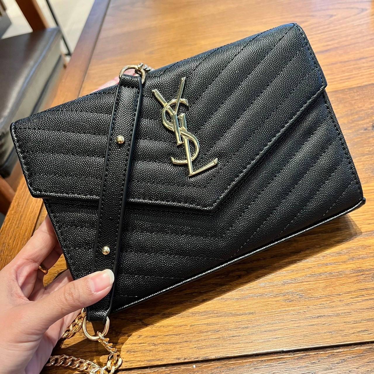 ไม่เคยผิดหวังจริงๆ!! กับรุ่นที่สาวๆรู้กัน Yves Saint laurent clutch bag with chain กระเป๋าสะพายทรง woc สุดฮอต ดีไซน์เรียบหรู โดดเด่นด้วยโลโก้ด้านหน้า เพิ่มดีเทลความผู้ดี วัสดุหนัง pepble ทนทาน ใช้งานง่ายเพียงแค่เปิด-ปิดด้วยกระดุมแม่เหล็ก ภายในแบ่งสัดส่วนไ
