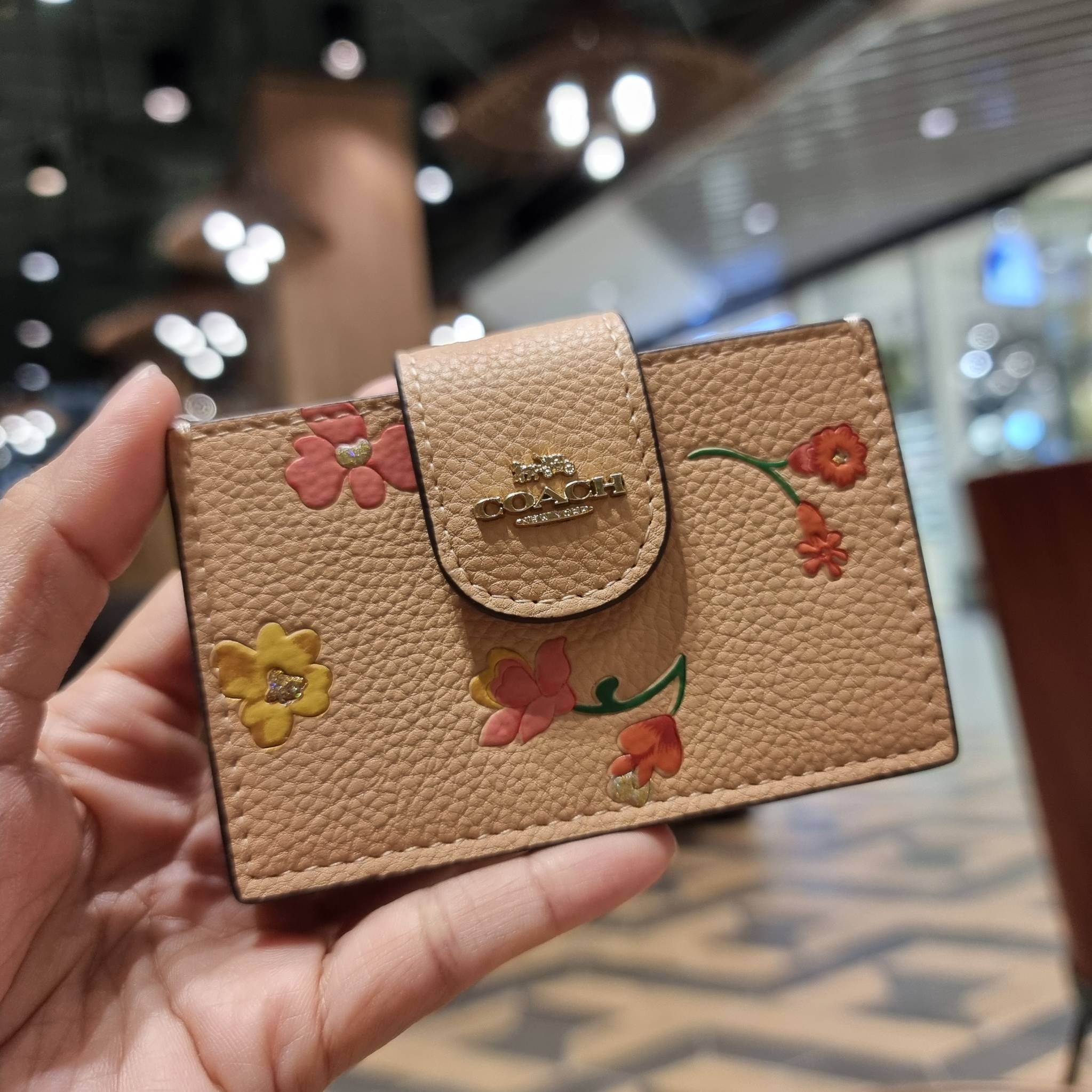 COACH C8325 ACCORDION CARD CASE WITH DREAMY LAND FLORAL PRINT ไอเท็มที่ทำใจฟูจัดเลยจ้า กับกระเป๋าถนอมบัตร ที่สาวๆตามหา ดีไซน์ลวดลายน่ารักมากๆ ขนาดกะทัดรัด พกพาสะดวก วัสดุหนัง pepble ภายในเป็นช่องใส่บัตรได้หลายใบ เหมาะมากสำหรับใครที่มองหากระเป๋าแบ่งสัดส่วน